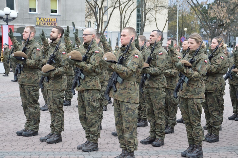 Przysięga na placu im. J. Piłsudskiego w Stalowej Woli.