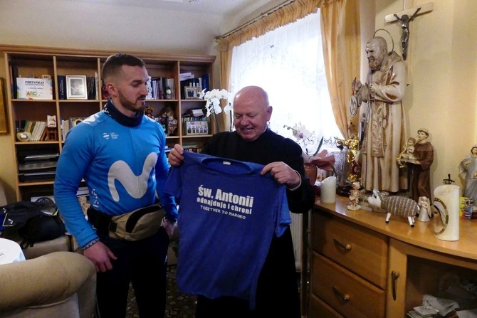 Damian Stawicki wyruszył śladami św. Antoniego ze Starego Bielska przez Kalną 