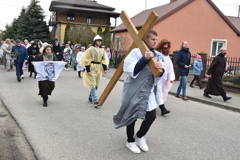 Mimo chłodu i wiatru warto było uczestniczyć w tym pasyjnym wydarzeniu.