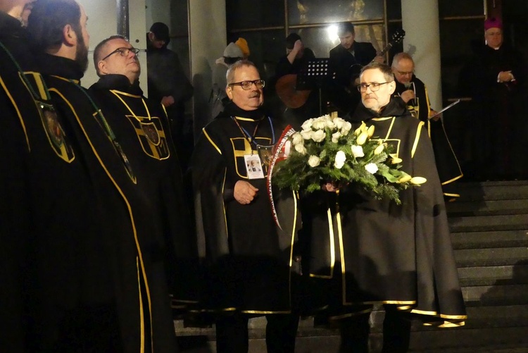 Modlitwa bielszczan przed pomnikiem św. Jana Pawła II - 2 kwietnia 2023 r.