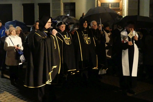 Modlitwa bielszczan przed pomnikiem św. Jana Pawła II - 2 kwietnia 2023 r.