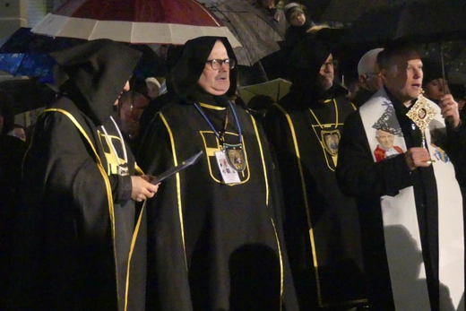 Modlitwa bielszczan przed pomnikiem św. Jana Pawła II - 2 kwietnia 2023 r.