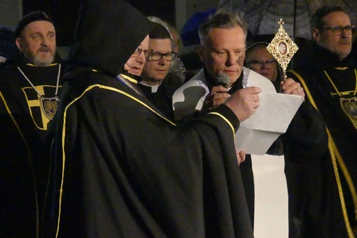Modlitwa bielszczan przed pomnikiem św. Jana Pawła II - 2 kwietnia 2023 r.