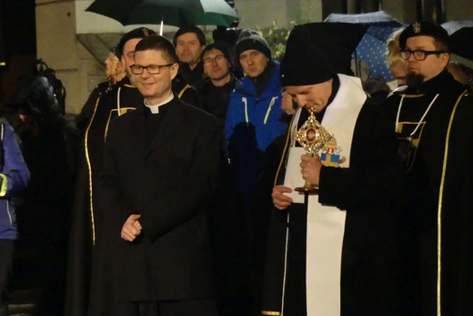 Modlitwa bielszczan przed pomnikiem św. Jana Pawła II - 2 kwietnia 2023 r.