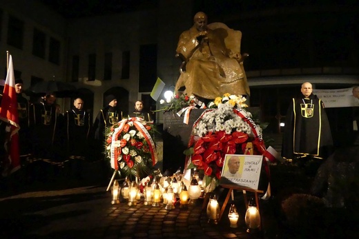 Modlitwa bielszczan przed pomnikiem św. Jana Pawła II - 2 kwietnia 2023 r.