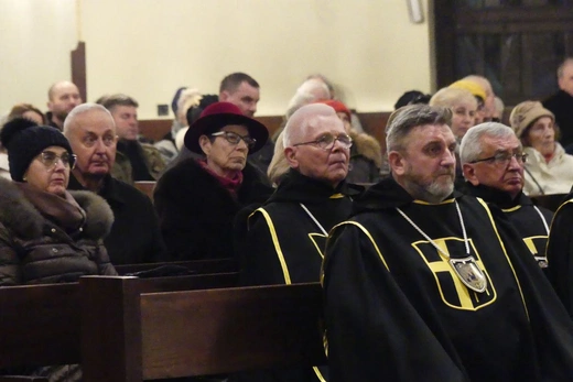 Modlitwa bielszczan przed pomnikiem św. Jana Pawła II - 2 kwietnia 2023 r.