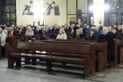 Modlitwa bielszczan przed pomnikiem św. Jana Pawła II - 2 kwietnia 2023 r.