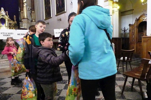 Dzieci ze szkoły podstawowej KTK dla rówieśników od Brata Alberta