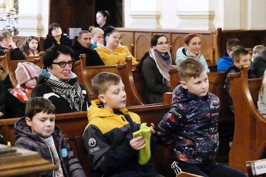 Dzieci ze szkoły podstawowej KTK dla rówieśników od Brata Alberta