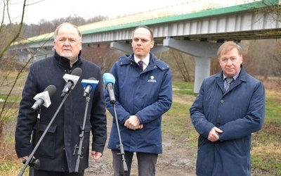 Konferencja prasowa przy moście.