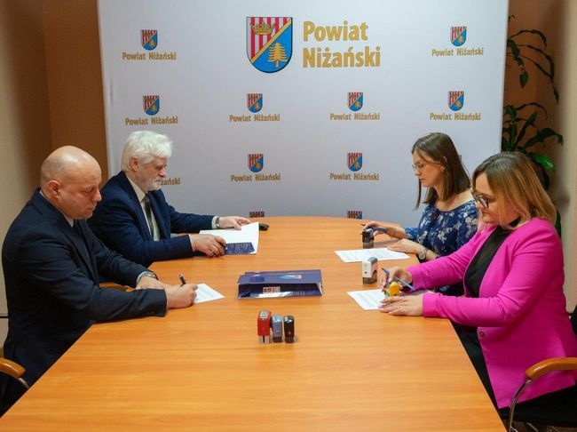 Podpisanie umowy w Starostwie Powiatowym w Nisku.