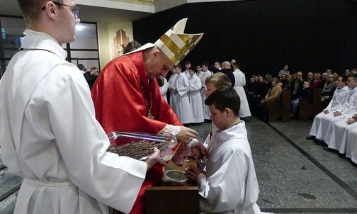 Chłopcy otrzymali krzyże, które wręczał im także bp Roman Pindel.