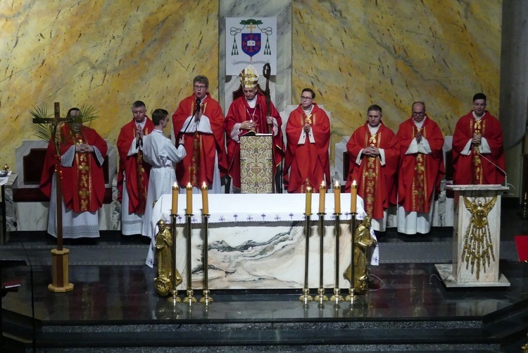 W bielskim kościele NSPJ bp Roman Pindel przewodniczył Mszy św. z ustanowieniem nowych animatorów i ceremoniarzy LSO.