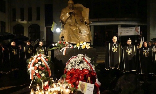 2 kwietna 2023 r. przy pomniku św. Jana Pawła II w Bielsku-Białej.