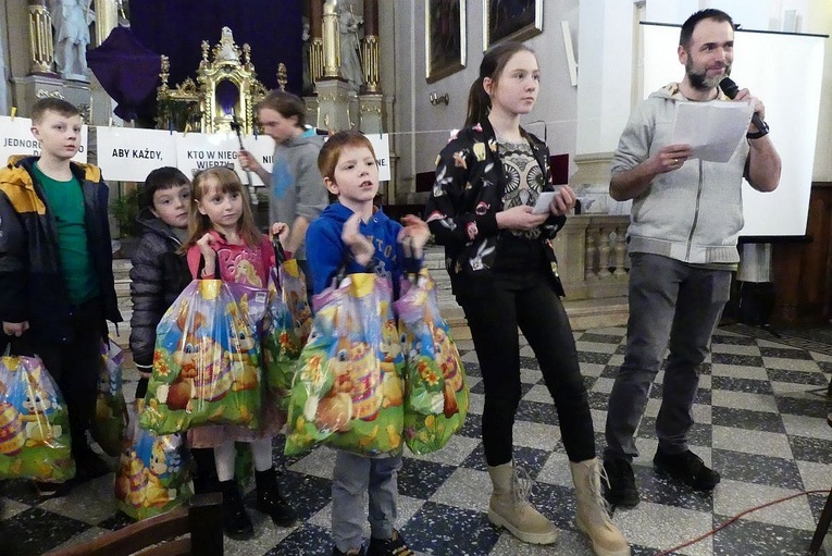 Świąteczne upominki dzieci dla ich rówieśników z Białej