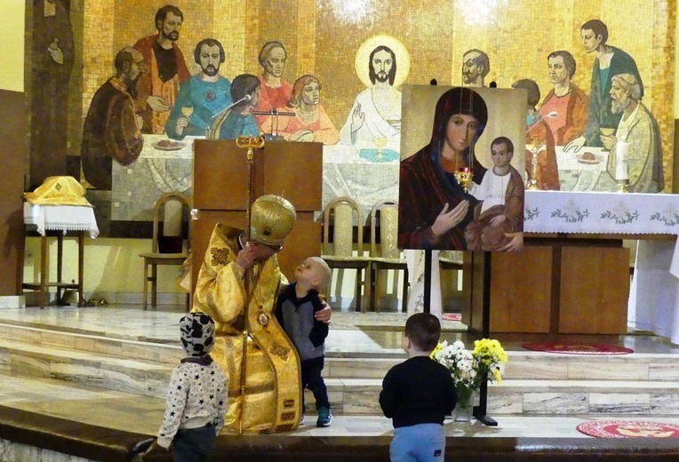 Najmłodsi też chcieli powitać swojego pasterza.