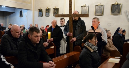 Jezu, tak bardzo tęsknię za kimś bliskim, kogo obchodziłby mój los