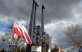 Wydarzenia upamiętnia pomnik, przy którym honorową straż zaciągnęli polscy żołnierze.