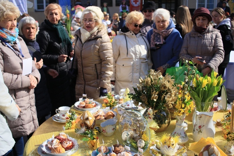 Śniadanie wielkanocne na opolskim rynku