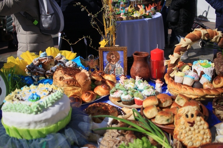 Śniadanie wielkanocne na opolskim rynku