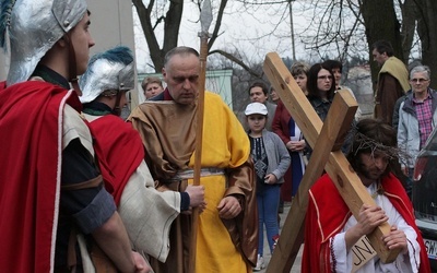 Aktorzy amatorzy profesjonalnie odgrywają swoje role. 