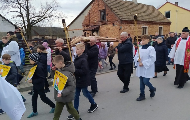 Dębowy, zabytkowy krzyż nieśli przedstawiciele parafii. Niesiono także plakaty z papieżem Polakiem.