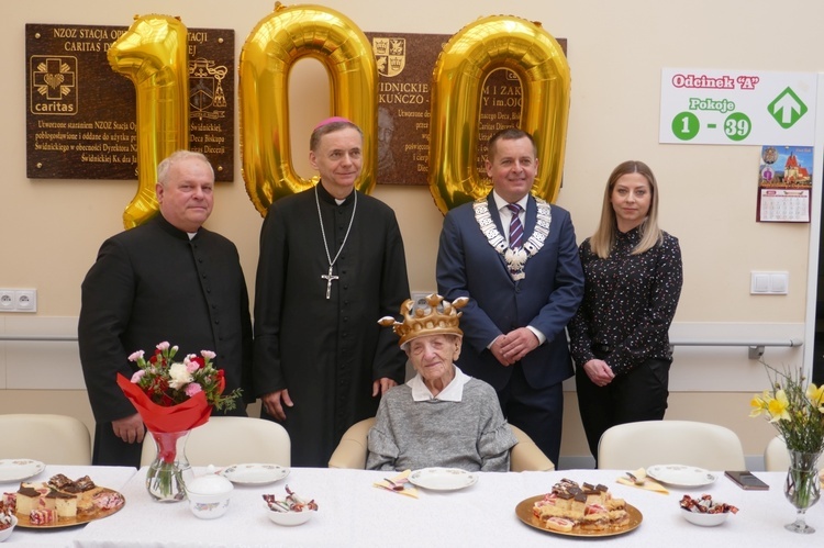 100. urodziny Marii Matuszak, mieszkanki świdnickiego ZOL-u Ojca Pio