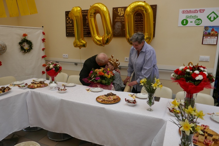100. urodziny Marii Matuszak, mieszkanki świdnickiego ZOL-u Ojca Pio