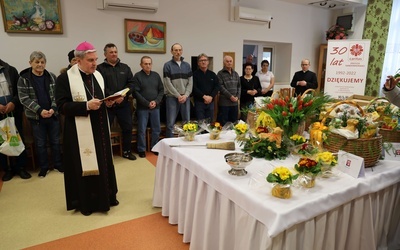 Dary na wielkanocne stoły dla ubogich i bezdomnych poświęcił bp Krzysztof Nitkiewicz.