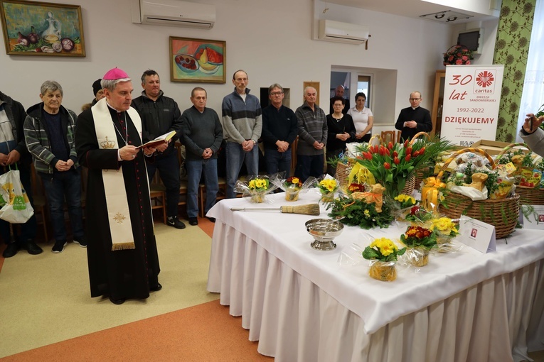 Dary na wielkanocne stoły dla ubogich i bezdomnych poświęcił bp Krzysztof Nitkiewicz.