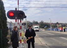 Rybnik. Kolejarze przed Wielkanocą przypominają o akcji "Bezpieczny Przejazd"