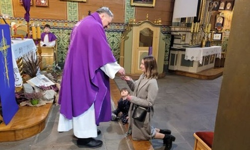 Podczas Mszy św. posłania Marceliny na misje w kościele św. Marcina w Jawiszowicach, gdzie modlił się w jej intencji ks. proboszcz Szymon Czauderna.