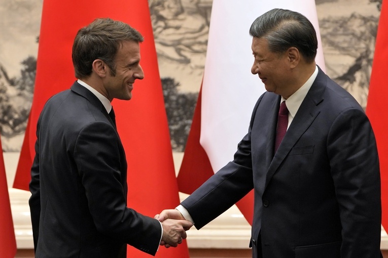 Prezydent Francji: liczę na pomoc Xi Jinpinga, by przemówić Rosji do rozsądku 