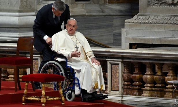 Papież obmyje stopy więźniów i przytuli ich do serca