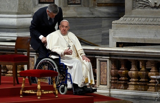 Papież obmyje stopy więźniów i przytuli ich do serca