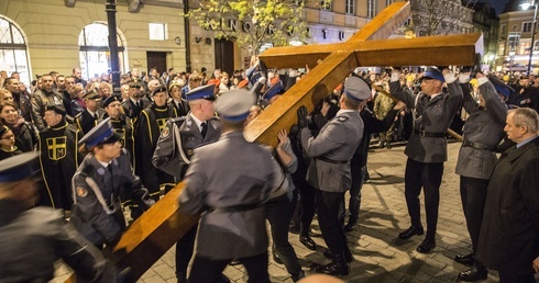 Któryś za nas cierpiał rany... Centralna Droga Krzyżowa po raz 27. 