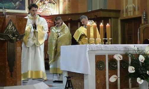 Po Mszy św. Najświętszy Sakrament został przeniesiony do ciemnicy.