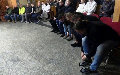 Dwunastu mężczyzn, którym bp Roman Pindel obmył nogi podczas liturgii Wielkiego Czwartku w katedrze św. Mikołaja.
