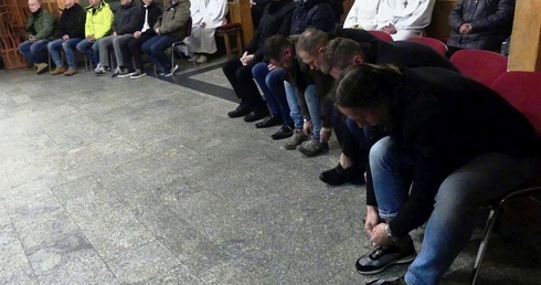Dwunastu mężczyzn, którym bp Roman Pindel obmył nogi podczas liturgii Wielkiego Czwartku w katedrze św. Mikołaja.