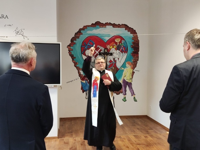 W liceum w Brzegu odsłonięto niezwykł mural ewangelizacyjny