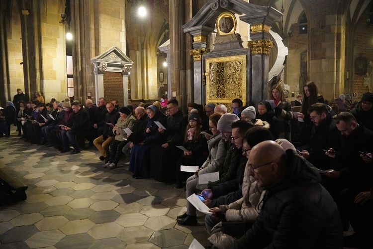 Godzina z Jezusem. Krople krwawego potu jak płatki róż