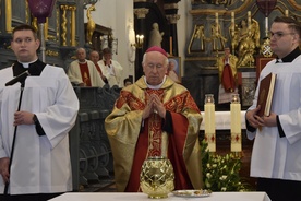 Podczas Mszy św. w katedrze biskup Andrzej F. Dziuba poświęcił olej krzyżma.
