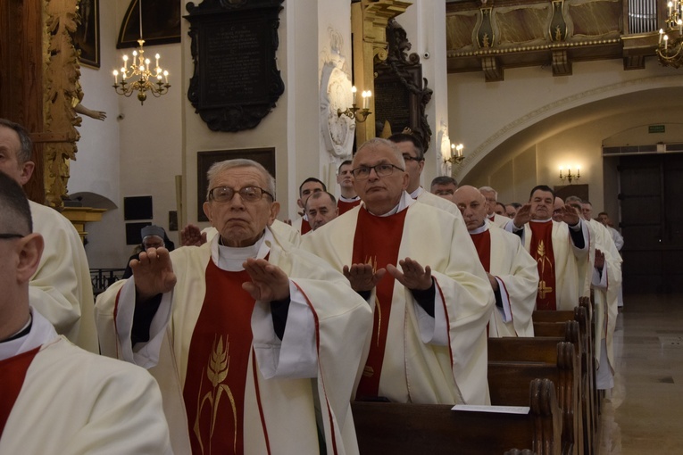 Msza św. Krzyżma w katedrze łowickiej 