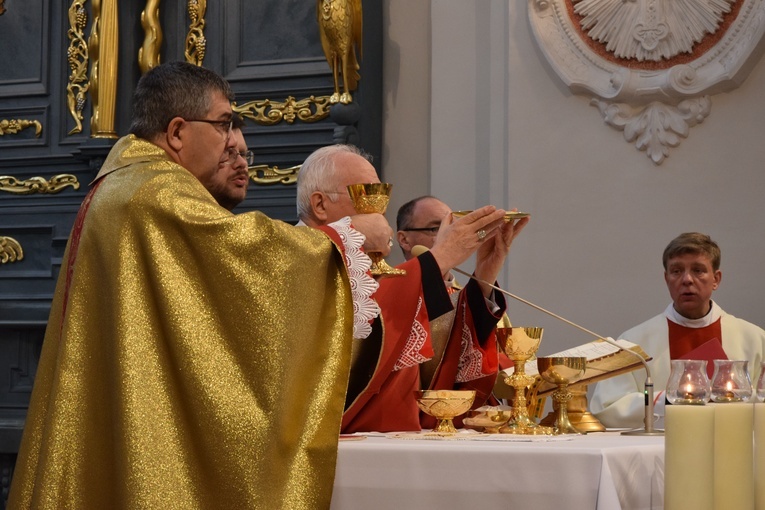 Msza św. Krzyżma w katedrze łowickiej 