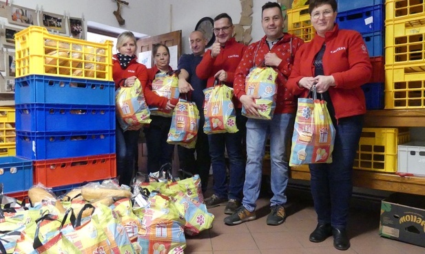 Pracownicy Caritas i Towarzystwa Pomocy im św. Brata Alberta razem obdarowali potrzebujących w "Albertóce".