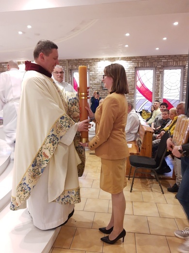 Długa procesja z darami od parafian