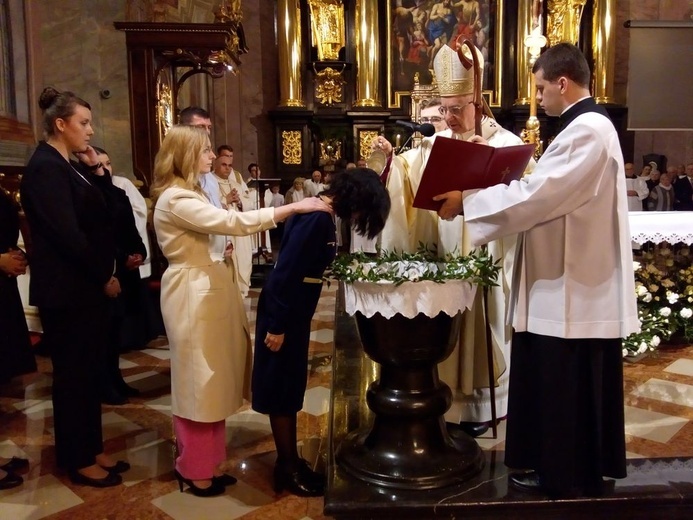 Chrzest doroałych podczas Wigilii Paschalnej w lubelskiej katedrze.