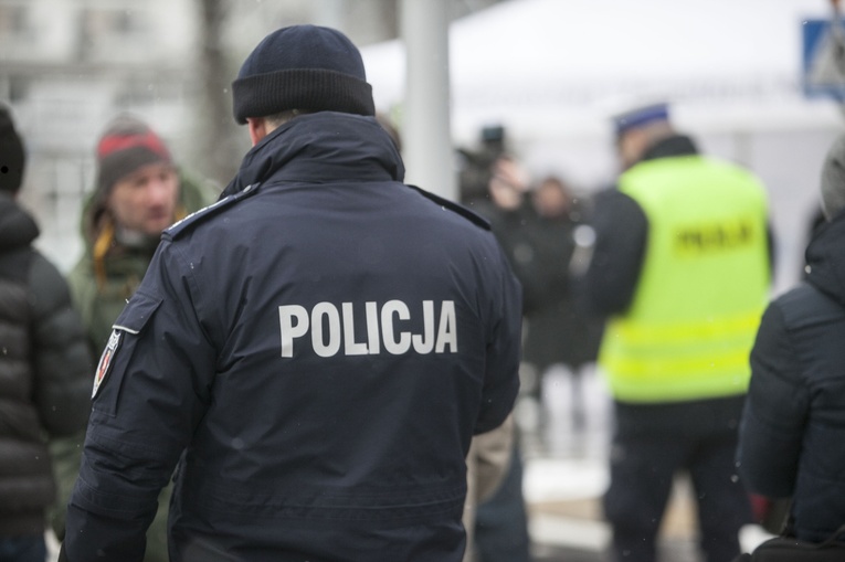 Policja zatrzymała mężczyznę w związku ze zniszczeniem pomnika Jana Pawła II