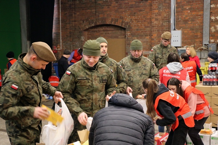 Pakowanie paczek dla najuboższych w Caritas