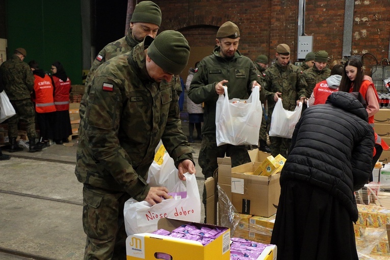 Pakowanie paczek dla najuboższych w Caritas
